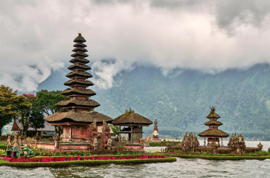 Wisata Budaya Bali Melalui Pura dan Tradisi Lokal