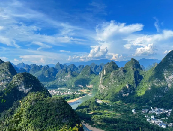 Surga Tersembunyi dengan Pemandangan Sungai Li, Guilin