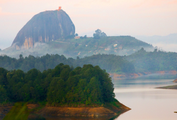 pesona-kota-medellin-yang-dikelilingi-keindahan-alam-hijau