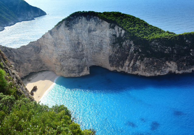 menikmati-keindahan-pantai-navagio-yang-tersohor-di-yunani